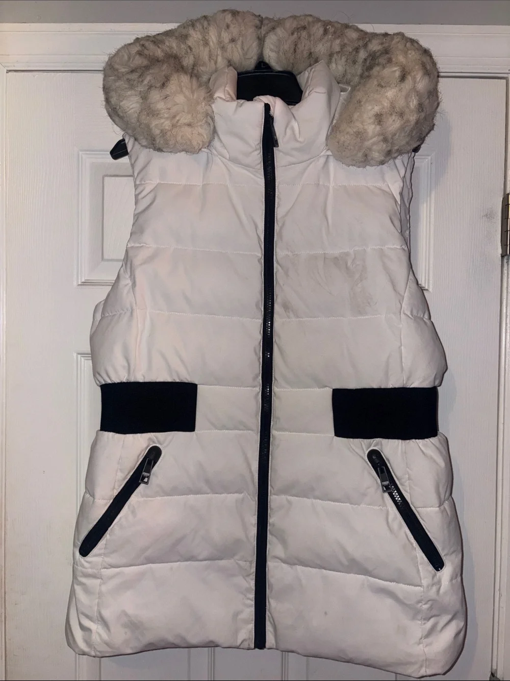 Michael Kors White Quilted Puffer Vest with Faux-Fur Trim and Logo Waistband